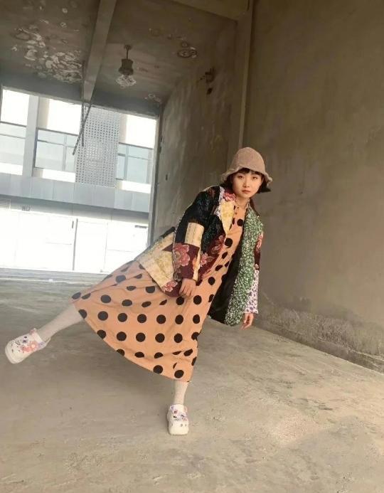 配饰|适合身材微胖的女生，辣目洋子的这些穿搭很是时尚，轻松突出自己