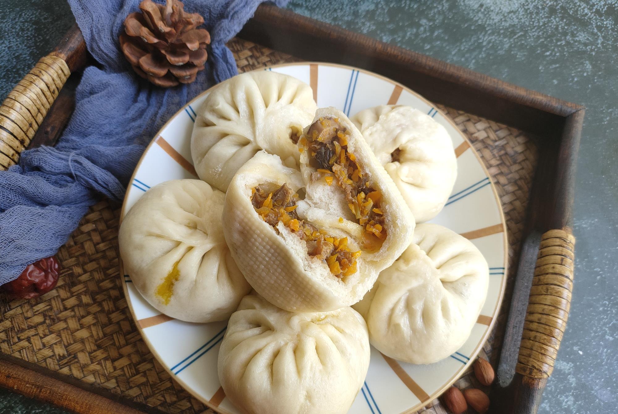 包子|周末做两锅牛肉馅包子,表皮暄软馅料香,平时做早餐吃,真不错