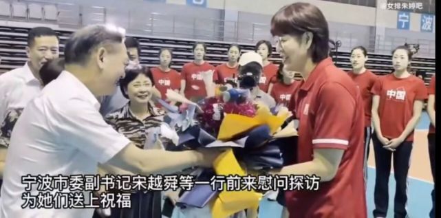 中国女排|意气风发！中国女排出战奥运会，61岁郎平换新发型好年轻，状态绝佳