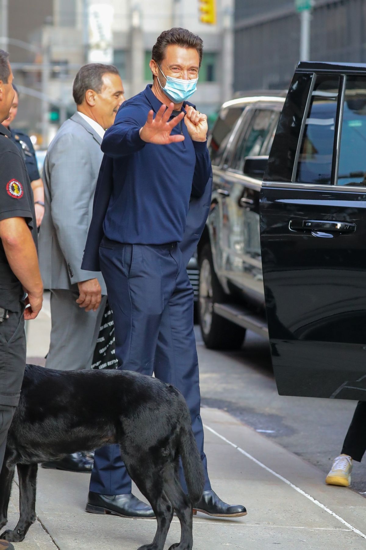 胸肌|52岁休杰克曼身材太好，穿两件衣服都挡不住胸肌，大长腿又细又直