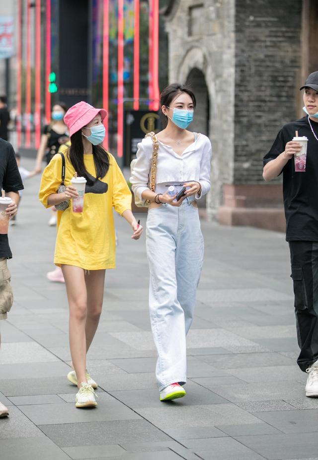 青春|受欢迎的蓝色牛仔裤，穿出青春的气质，夏天搭配很甜美