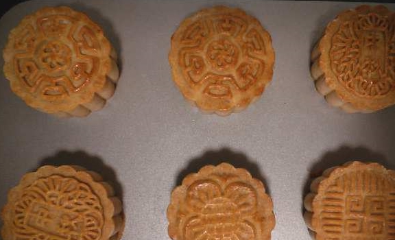 做法|这款月饼做法真简单，口感甜而不腻，提前学会它，中秋送人倍有面