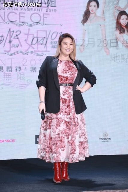 曲线美|郑欣宜懂“肉感美精髓”，印花裙配西装优雅大气，虽胖却有曲线美