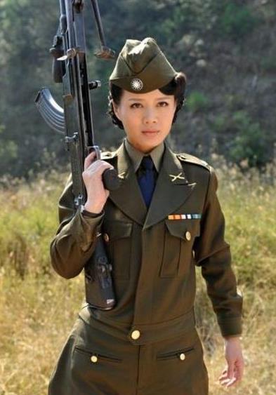 她21年把丈夫捧红,却遭遇丈夫婚内抛弃,如今43岁为了生活拍戏!_程愫