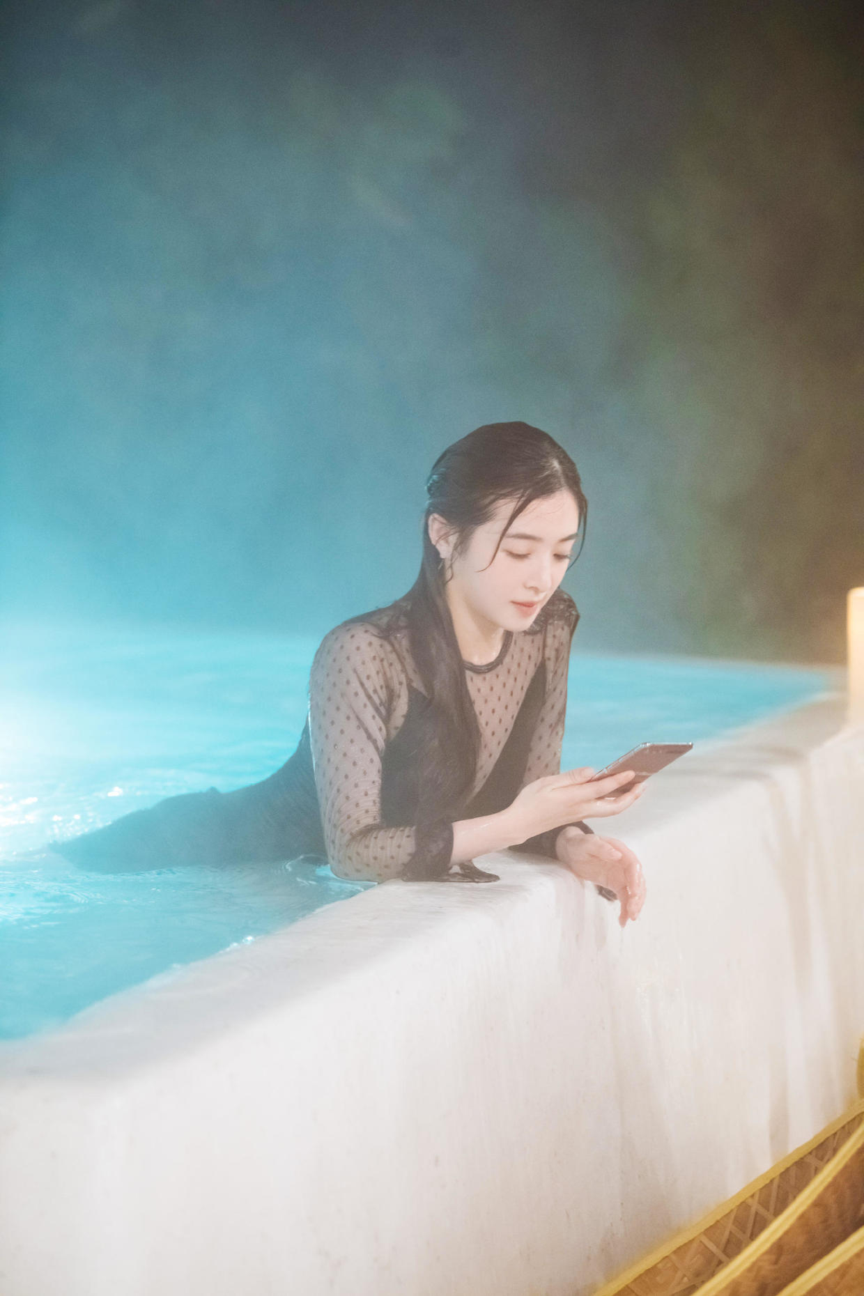 黑色|张含韵又“火”了，穿一袭黄色刺绣抹胸礼服高级洋气，甜美俏皮