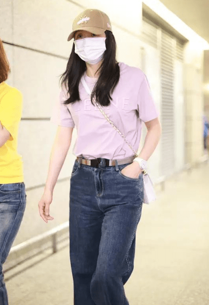 感觉|47岁王艳机场亮相，T恤配牛仔裤减龄又活力，一点都不像阔太