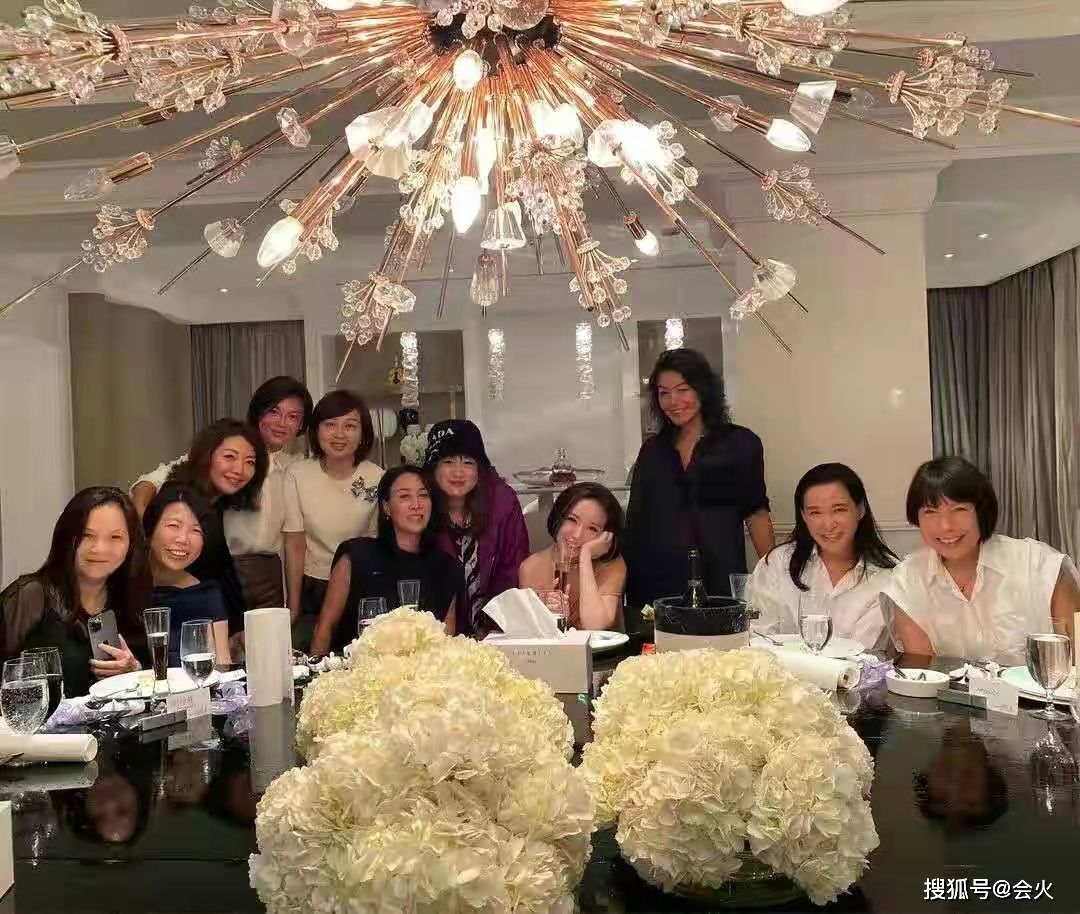 友人|那英现身好友高端聚会！单手夹烟姿势霸气，杨坤被美女贴脸靠肩