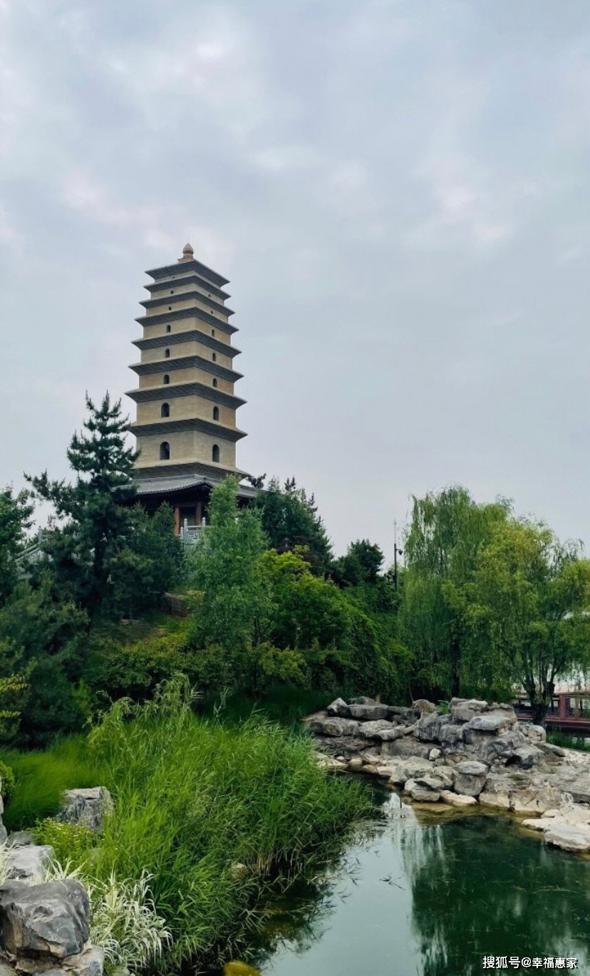 交通导航西安渼陂湖直接到景区门口,车沿路边停即可,过一座小桥就是