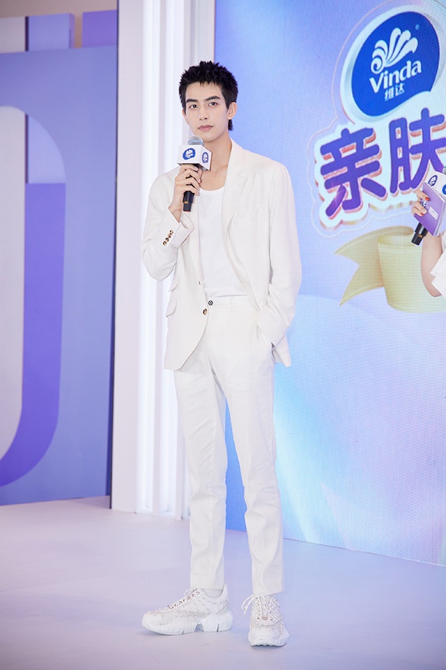 龚俊|10位男神白西装！李现帅上热搜，龚俊、杨洋化身「白马王子」根本言情小说男主