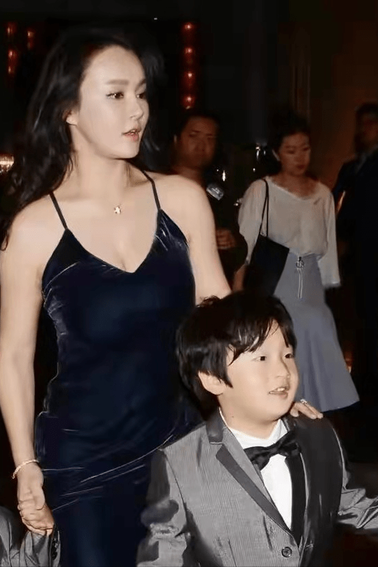 什么|拳王妻子现身,身穿吊带紧身裤,身材火辣引争议