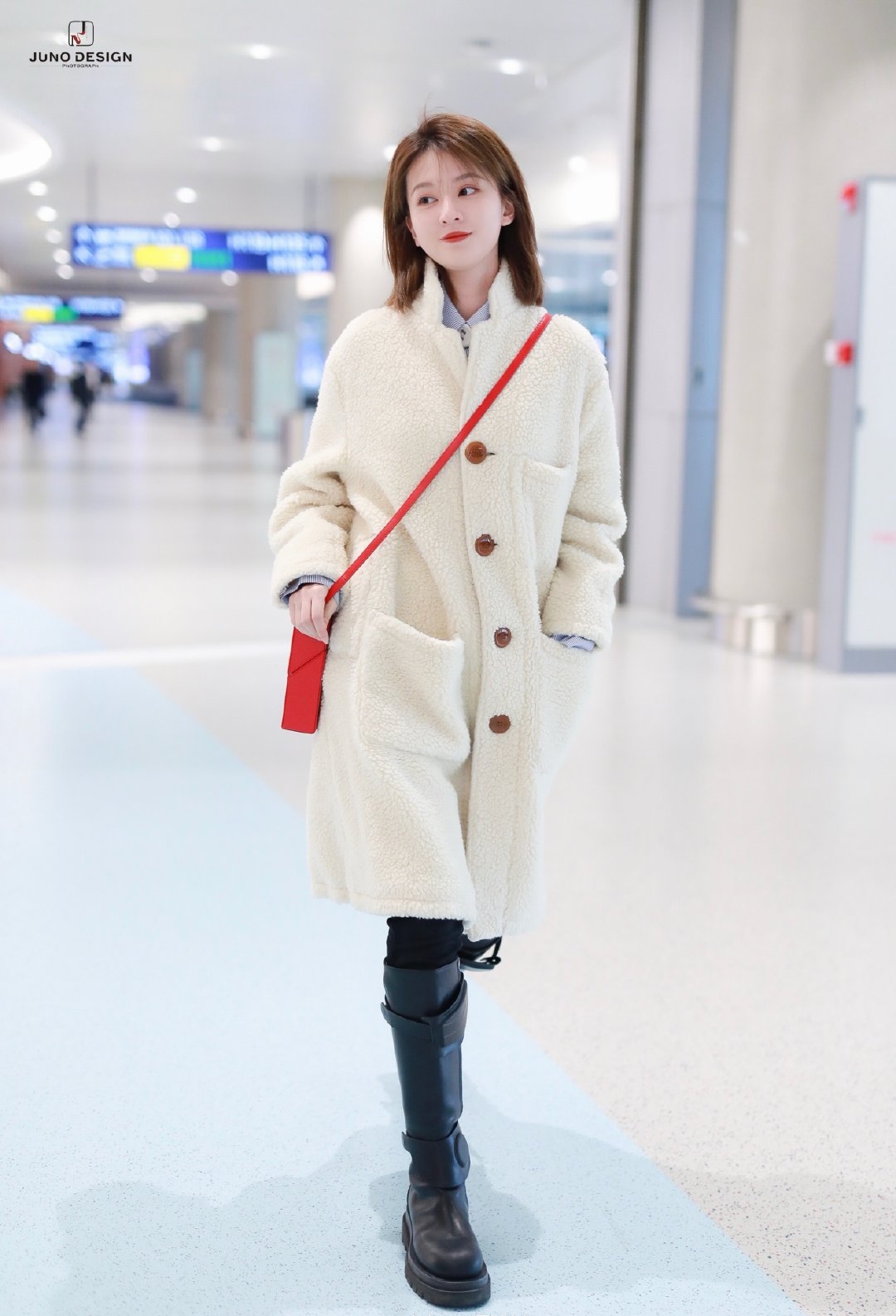 整体|“白富美”乔欣再次引领潮流，羊羔毛外套配筒靴，乖巧甜美小公主