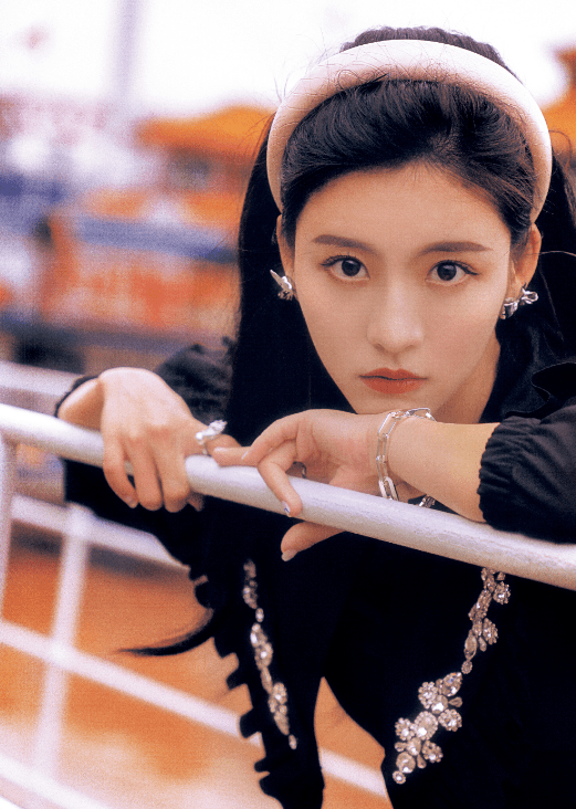 年代|孙芮侧颜好绝美，似小时候挂历写真，复古港风也能艳丽成熟小妩媚