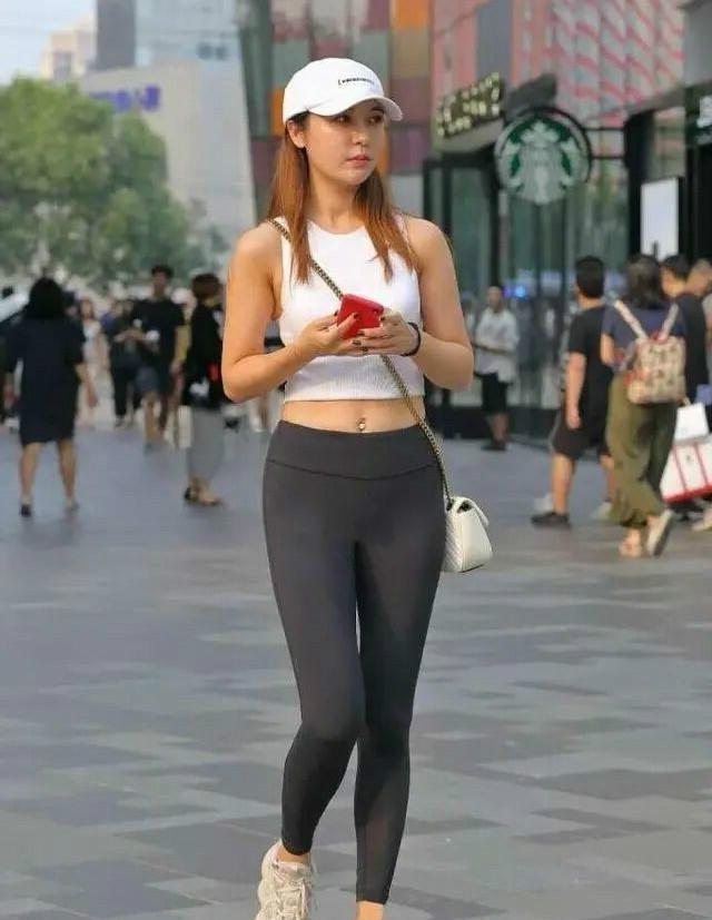 范的|黑色简约短袖搭配黑色打底裤,时尚又显瘦,休闲范的经典搭配