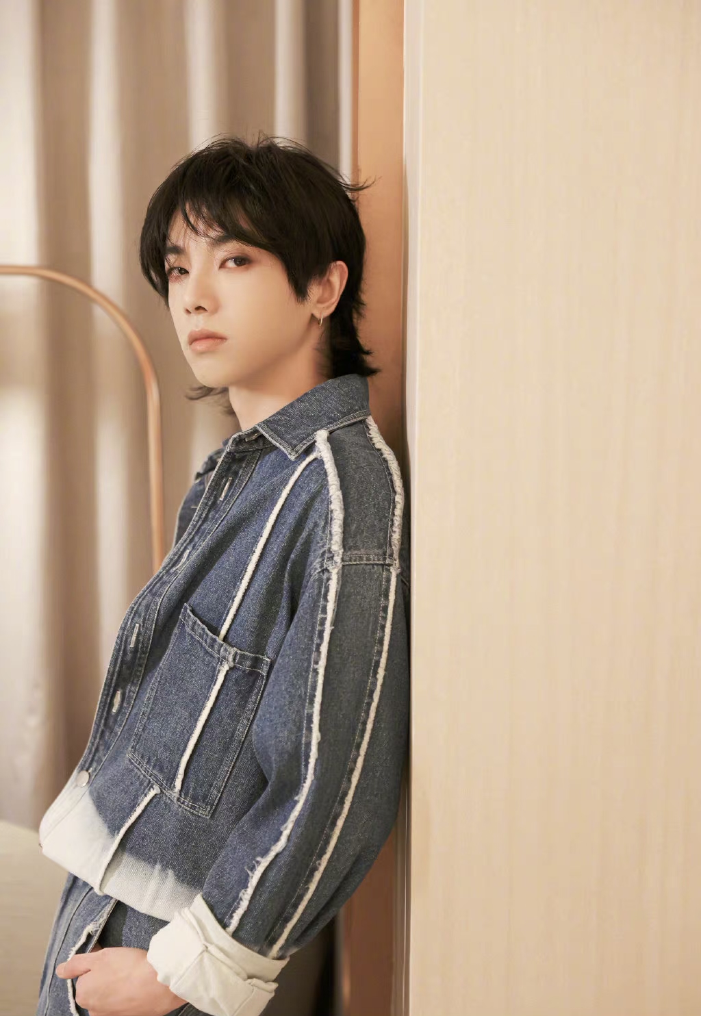 告诫大家不要造谣和传谣,因为部分照片涉及到华晨宇的隐私,看来这是