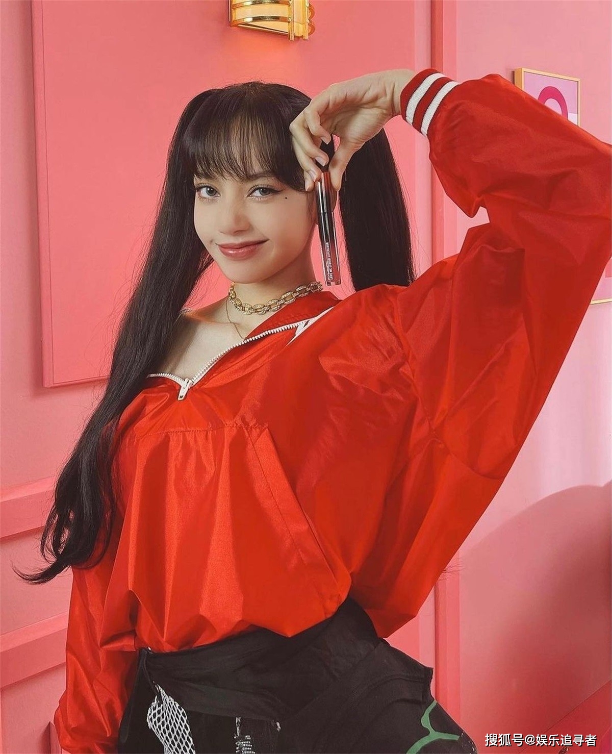 一身|BLACKPINK Lisa穿着一身宝格丽服装，需要花费多少钱？