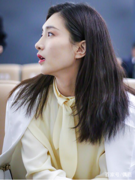 江疏影|江疏影终于摆脱少女风！鹅黄色衬衫搭配九分裤，气质女强人，美