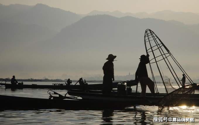 缅甸茵莱湖上的独脚渔夫： 单脚划船来捕鱼, 迎来游客拍照留念