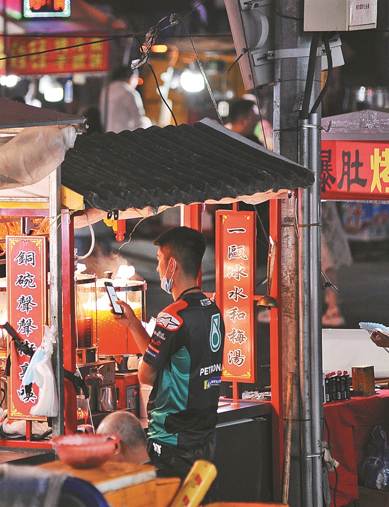 哈尔滨香坊夜市:从淘便宜货到品尝网红美食 享受快乐夜生活_摊位