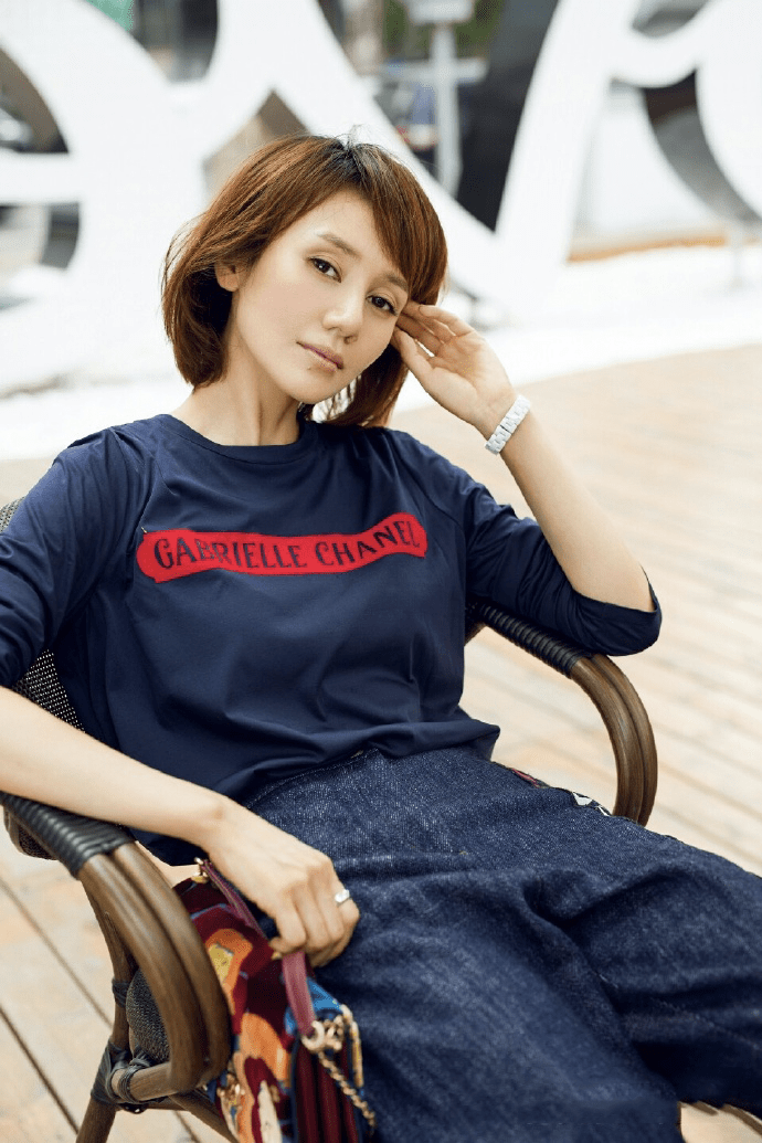 颜色|真正会穿的女人都偏爱“相邻色”，看袁泉俞飞鸿就知道，太高级了