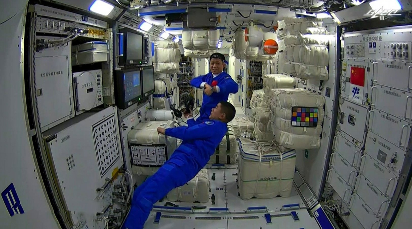 中国宇航员本次前往太空,第一周都在干什么?拆快递拆到手软
