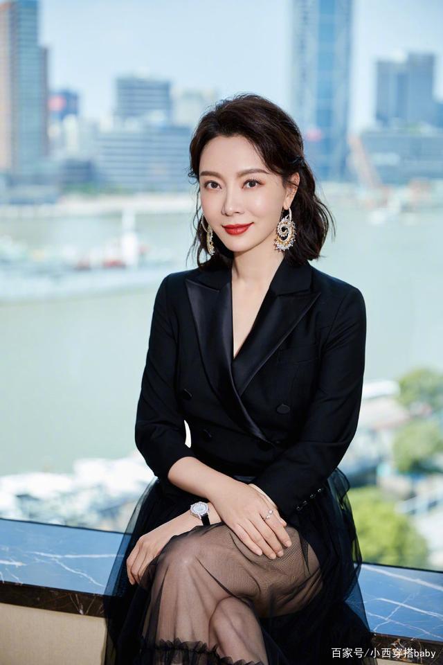 黑色|齐肩短发的陈数，穿黑色西装配网纱裙出席活动，9字耳环好别致！