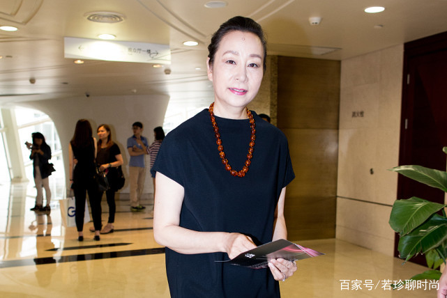 短裙|奚美娟虽然年纪不小了,但是穿衣打扮真的很年轻,时尚还稳重