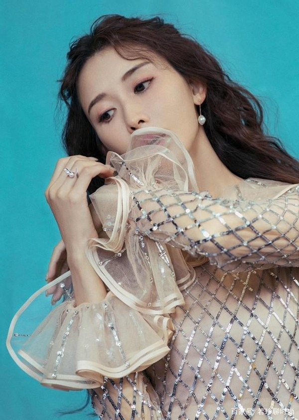 鱼尾|林志玲不愧是结婚了的女人，穿黑裙更迷人了，曲线窈窕让人羡慕