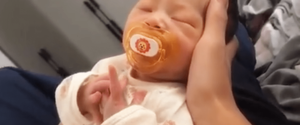 因为|大一新生放暑假回家，发现爸妈趁自己不在，生了个小18岁的二胎