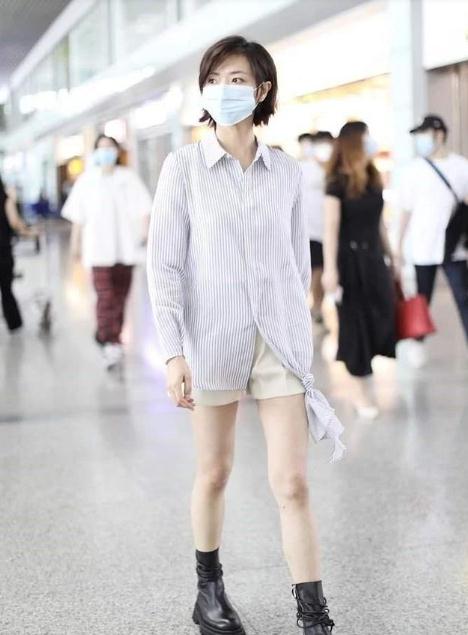 身材|39岁万茜无惧穿超短裤，对身材自信十足，这纤细长腿谁见谁羡慕