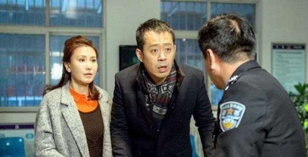 齐耳|她是观众认定的“最美警花”，嫁给大23岁知名导演，至今为他守寡