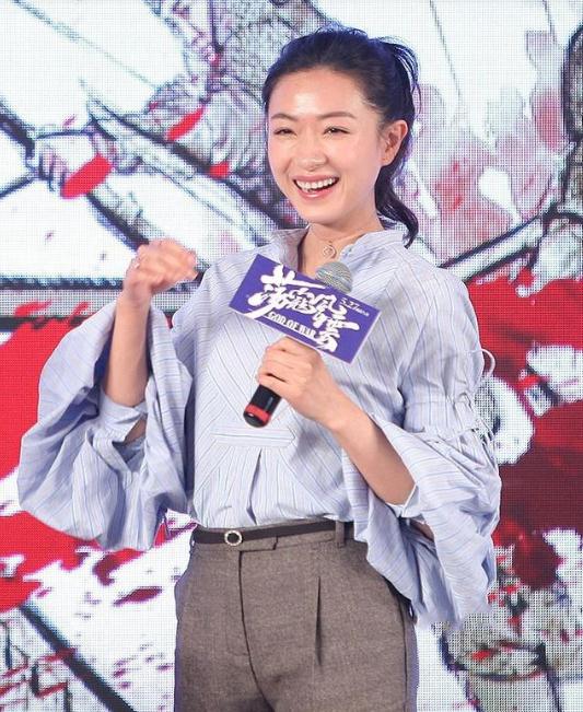 身材|39岁万茜无惧穿超短裤，对身材自信十足，这纤细长腿谁见谁羡慕