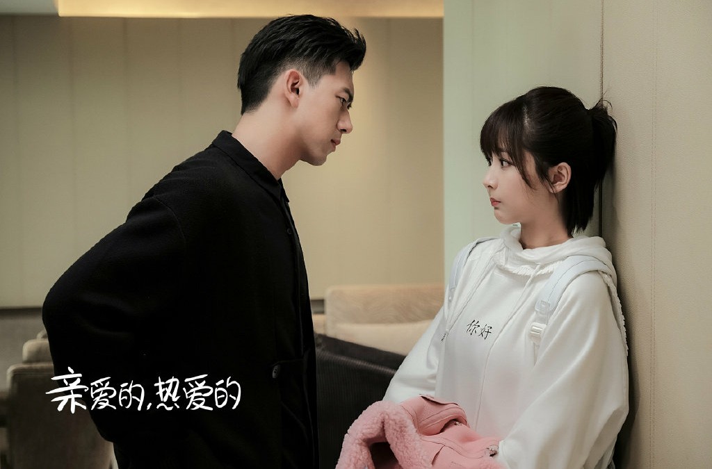 头巾|杨紫的“佟年风”要火了，日常穿搭清新又甜美，骨子里透着少女感