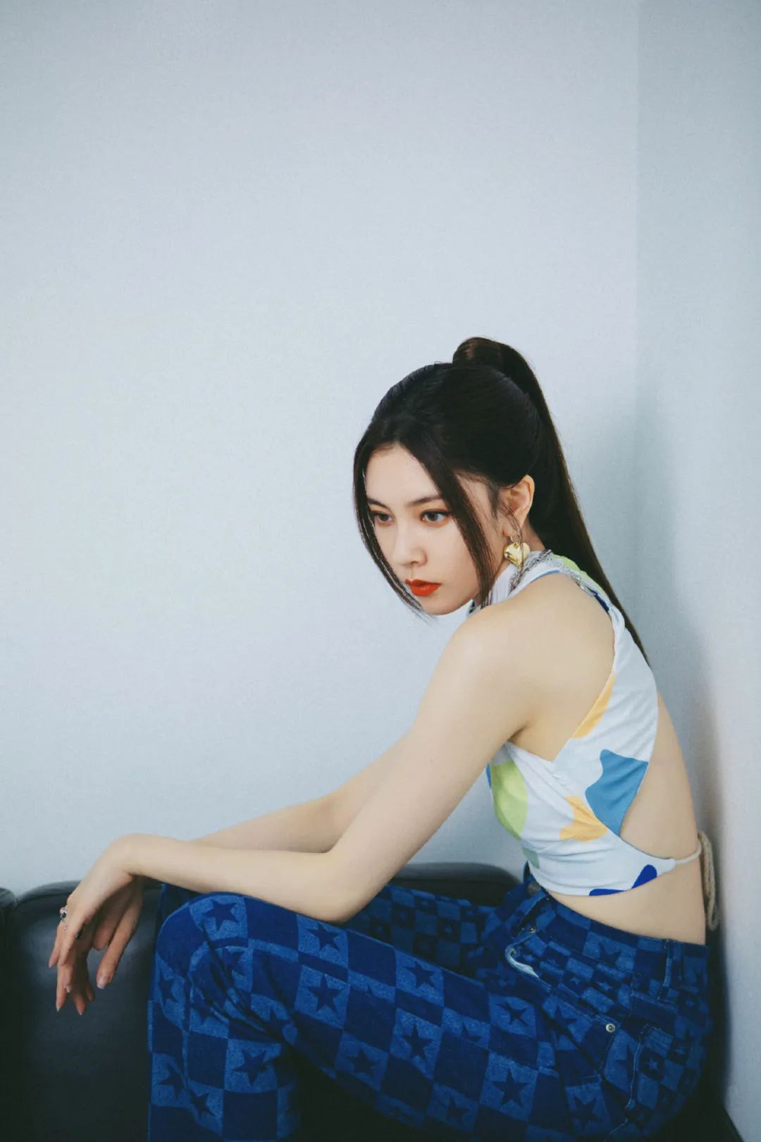 对比|初伏的夏天，选择白色吊带短背心和蓝色的直筒裤，清新还有小蛮腰的展现