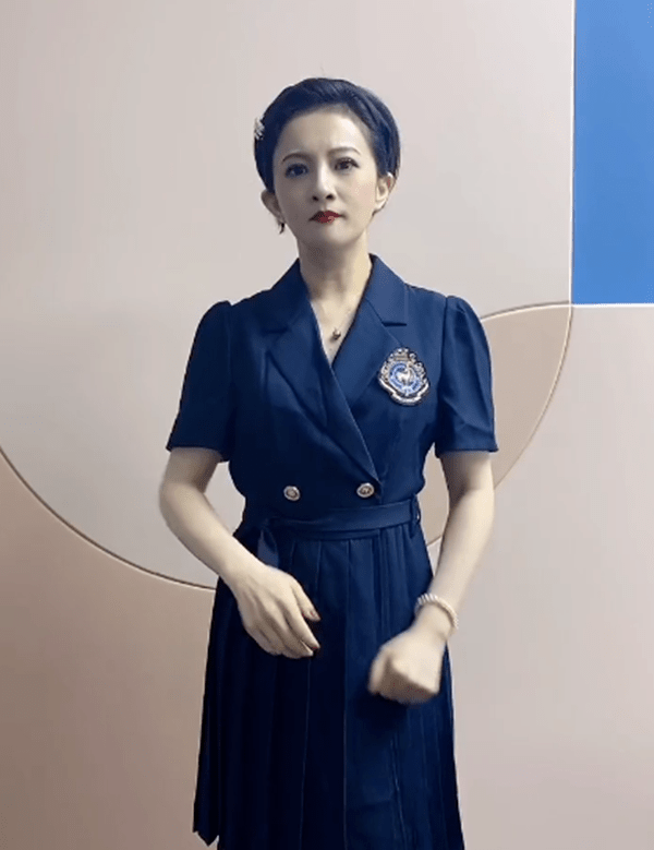 金铭瘦出老态穿制服裙强行扮嫩,化浓妆像戴面具