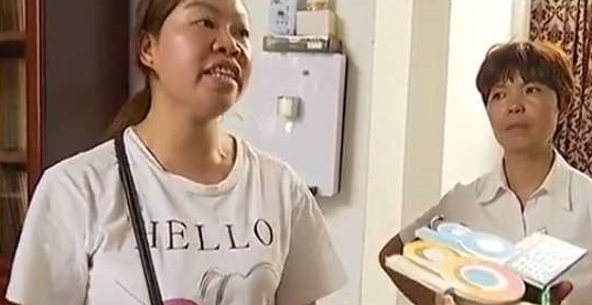 因为|母亲大闹幼儿园：红包给少了儿子被打傻，幼儿园：她硬塞给我们的