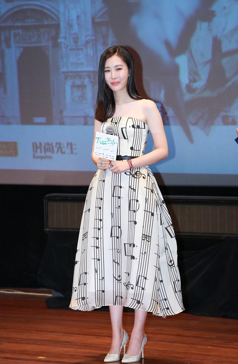 展现|田朴珺才是“商圈女神”，一袭黑白抹胸礼服精致时髦，干练高挑