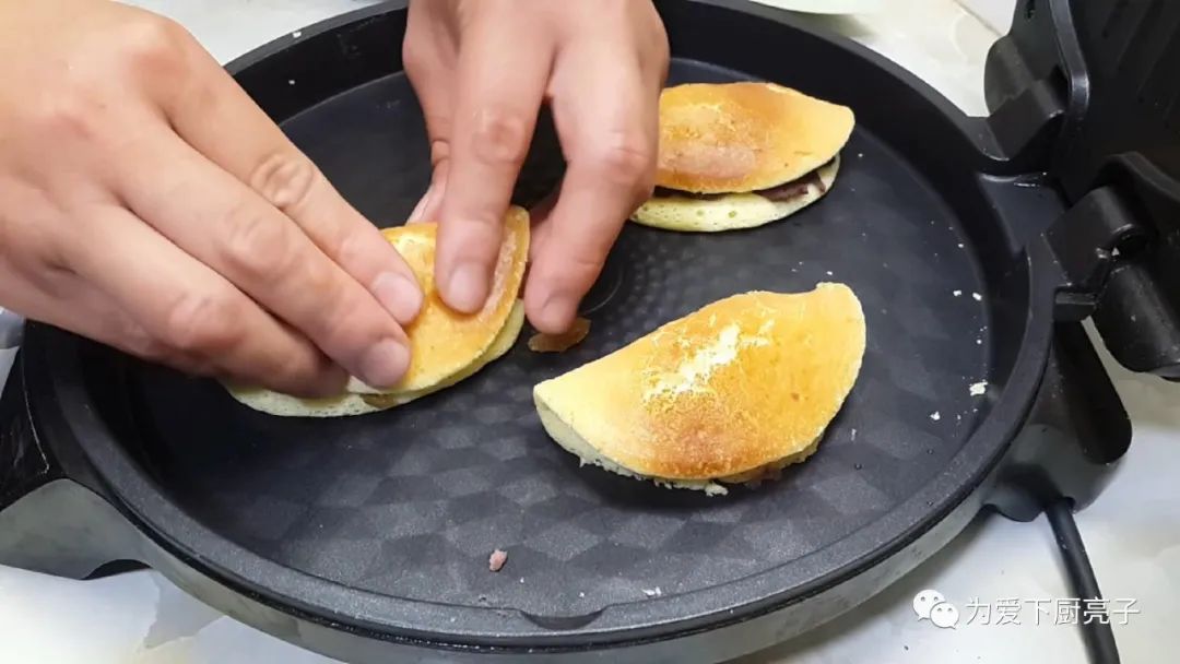 第一次用电饼铛做蛋糕没想到这么简单孩子说比卖的香真解馋