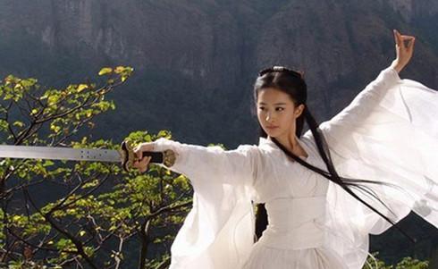 小龙女|女星古装持剑造型PK，杨紫最神，baby拿刀切菜？