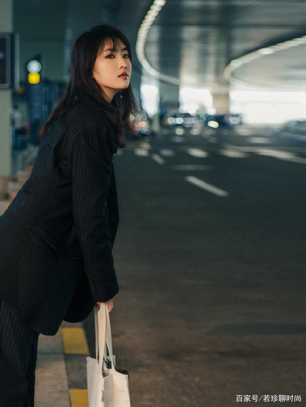 服装|姚安娜对自己的身材太自信了，穿露脐装秀小蛮腰，气场好高级