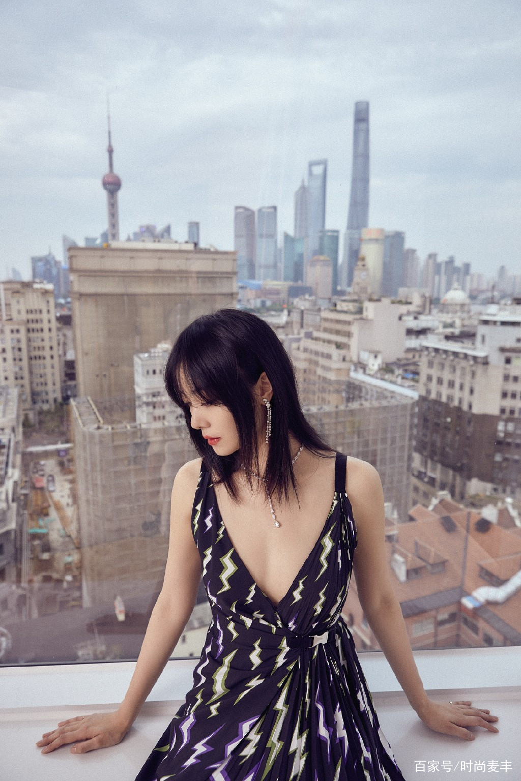 帆布鞋|齐溪真有意思，穿吊带闪电图案裙现身，配帆布鞋依旧气场满分