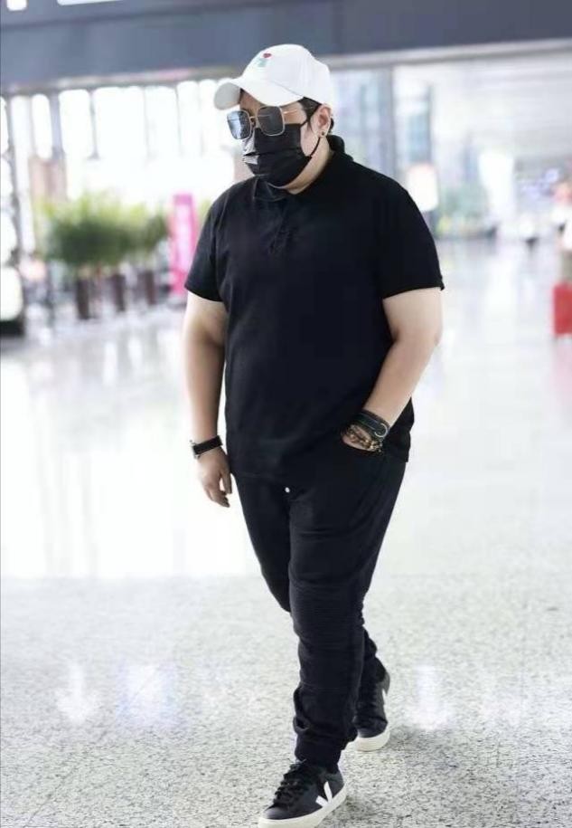 黑色|韩红瘦40斤身形变化大，穿潮牌戴名表走机场，腿细到塞不满裤管
