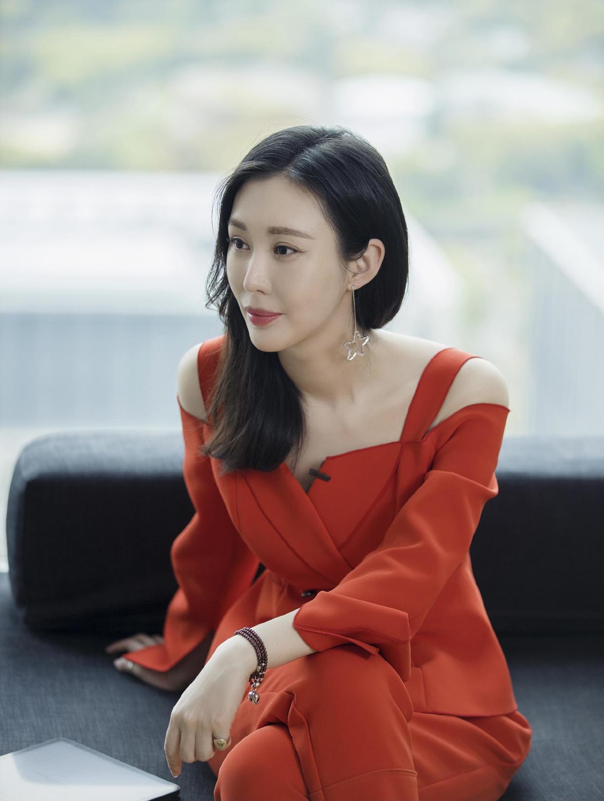 田朴珺才是"商圈女神",一袭黑白抹胸礼服精致时髦,干练高挑_身材