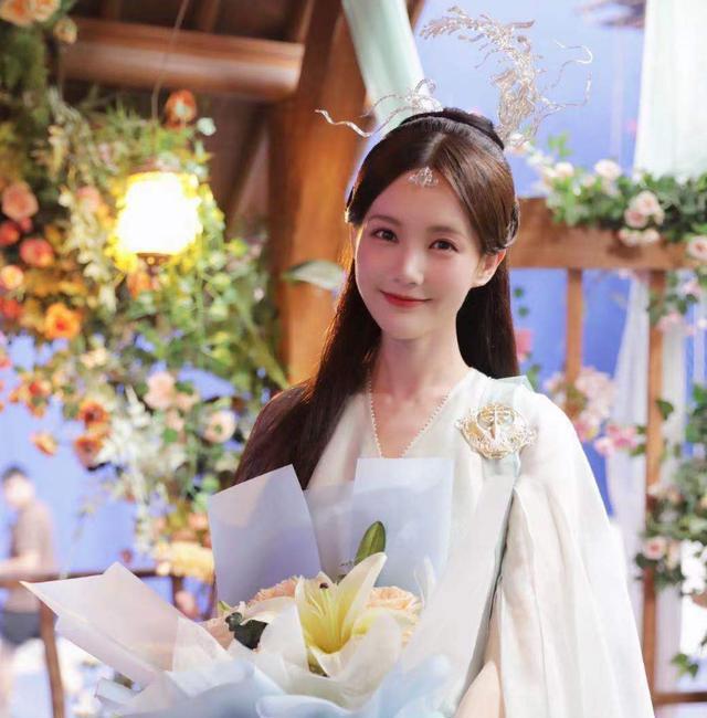 角色|她终于不演女主角，这次给虞书欣当配角，新剧造型美出新高度