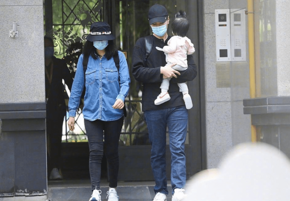 广告|高圆圆拍广告穿紧身连衣裙，手捧微凸小腹不断抚摸被指怀二胎