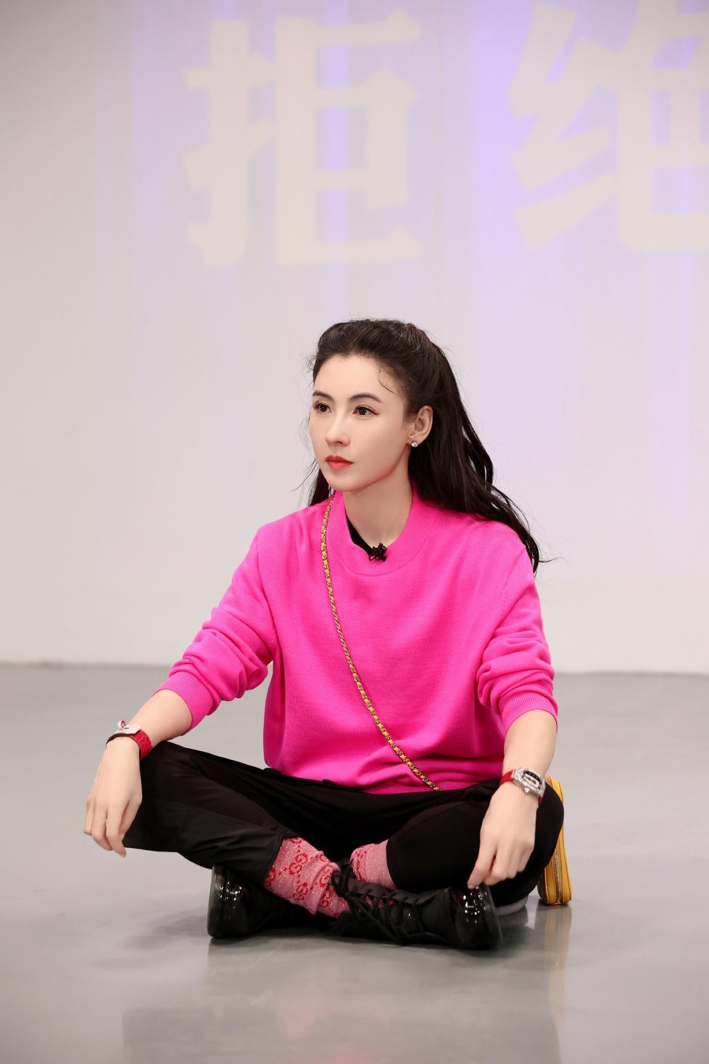 原创玫红色怎么穿才不庸俗借鉴张柏芝的穿搭思路时髦减龄显气质