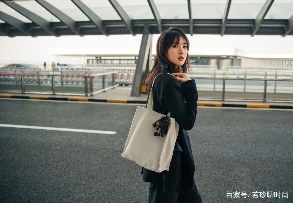 服装|姚安娜对自己的身材太自信了，穿露脐装秀小蛮腰，气场好高级