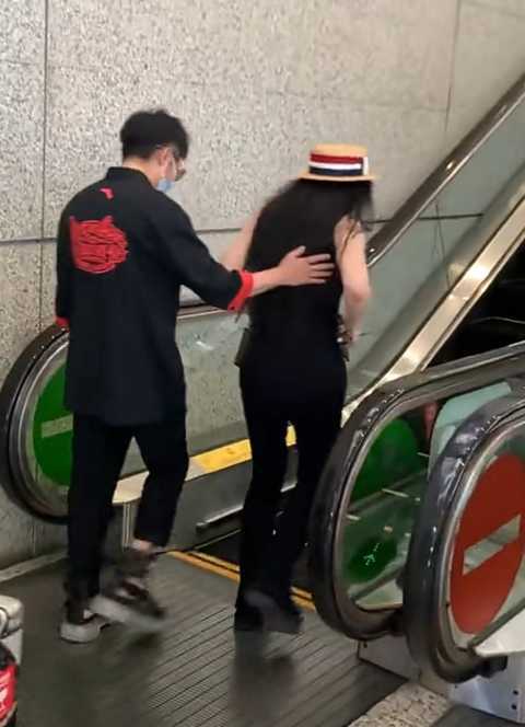 冉莹颖|邹市明携美娇妻现身机场,冉莹颖穿紧身黑色吊带背心,大秀身材