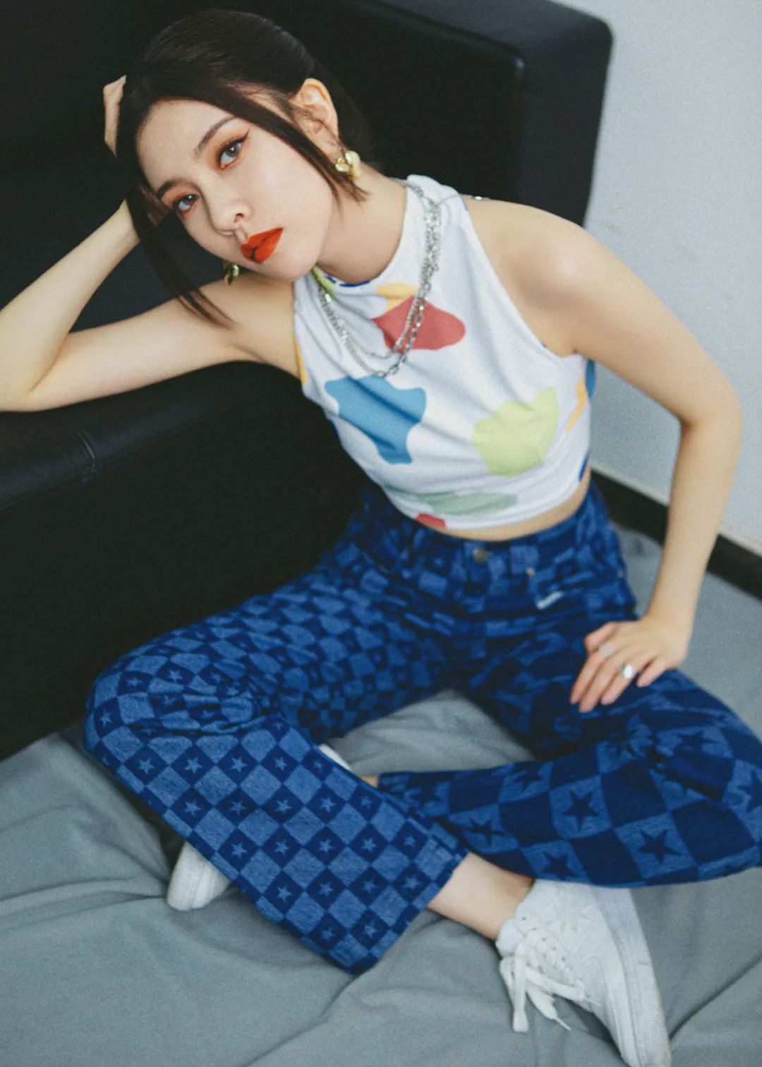 对比|初伏的夏天，选择白色吊带短背心和蓝色的直筒裤，清新还有小蛮腰的展现