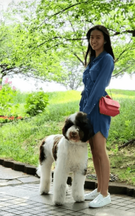 木村|木村光希果然年轻任性，穿大妈T恤配洞洞拖，还没身旁妈妈时髦