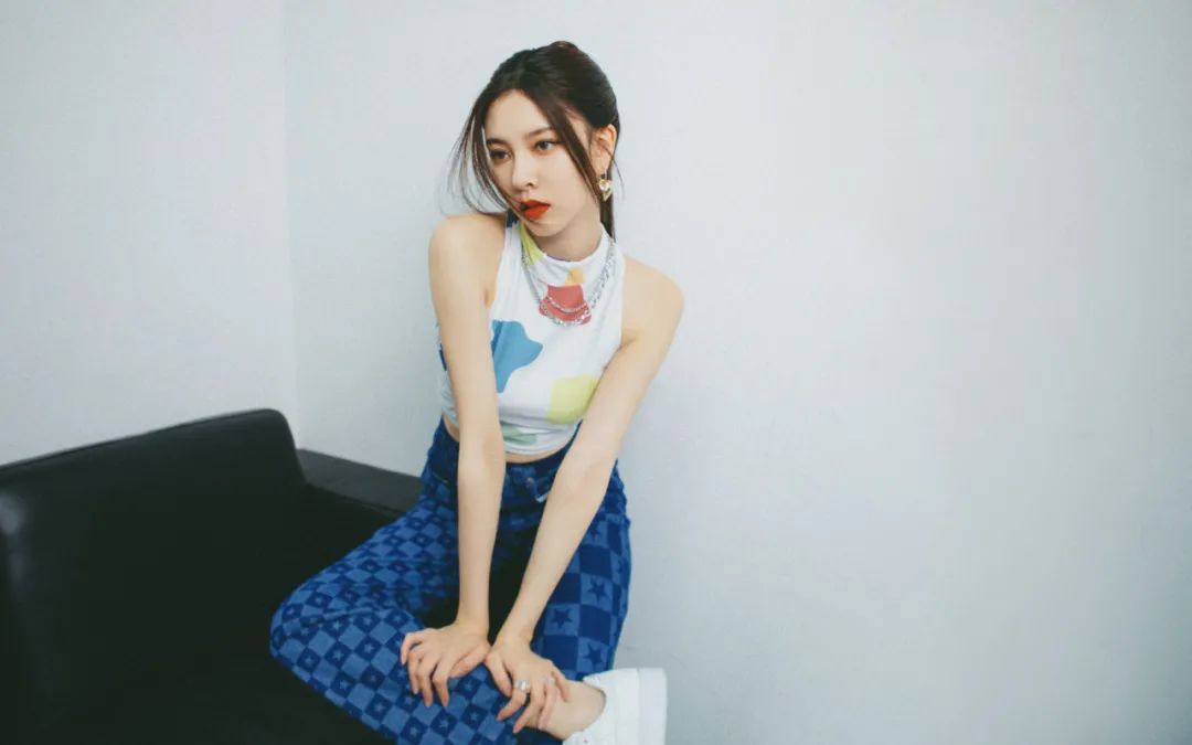 对比|初伏的夏天，选择白色吊带短背心和蓝色的直筒裤，清新还有小蛮腰的展现